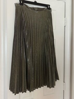 Versona gold metallic accordion skirt, size 12